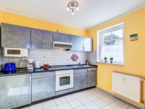 Cabinetry, Eigentum, Countertop, Herd, Interior Design, Küche, Herd, Spüle, Holz, Fussboden