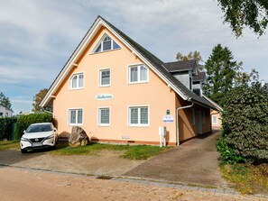 Pflanze, Himmel, Wolke, Gebäude, Rad, Fenster, Fahrzeug, Haus, Baum