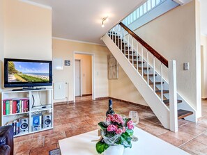 Eigentum, Gebäude, Blume, Treppe, Pflanze, Holz, Fernsehen, Interior Design, Wohnzimmer, Tür