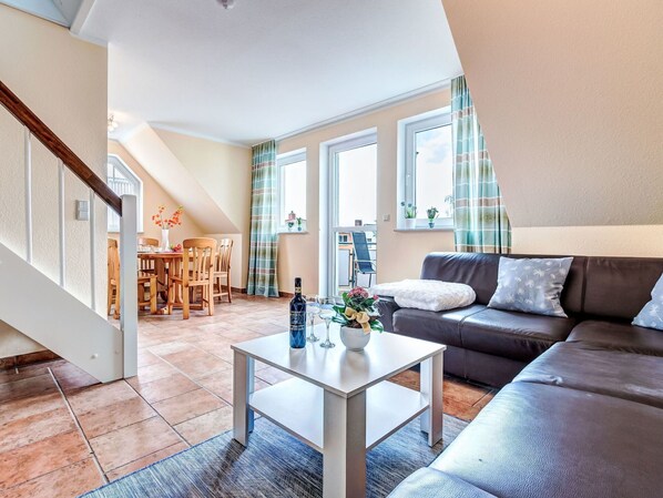 Tabelle, Möbel, Eigentum, Couch, Azurblau, Pflanze, Interior Design, Beleuchtung, Komfort, Zimmerpflanze