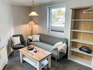 Meubles, Propriété, Canapé, Blanc, Table, Éclairage, Design Intérieur, Salon, Bois, Confort