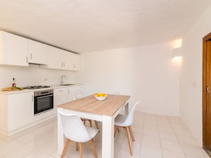 Eigentum, Möbel, Tabelle, Cabinetry, Holz, Interior Design, Flooring, Fussboden, Tür, Küche