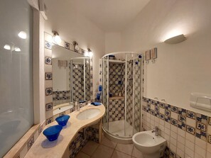 Armatur, Eigentum, Zapfhahn, Spiegel, Sinken, Badezimmer, Lila, Gebäude, Badewanne, Beleuchtung