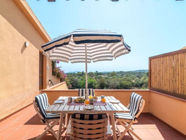 Table, Ciel, Meubles, Propriété, Chaise, Parapluie, Ombre, Bâtiment, Bois, Mobilier De Jardin