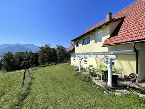 Himmel, Pflanze, Gebäude, Fenster, Grundstueck, Steigung, Haus, Natürliche Landschaft, Gras, Hütte