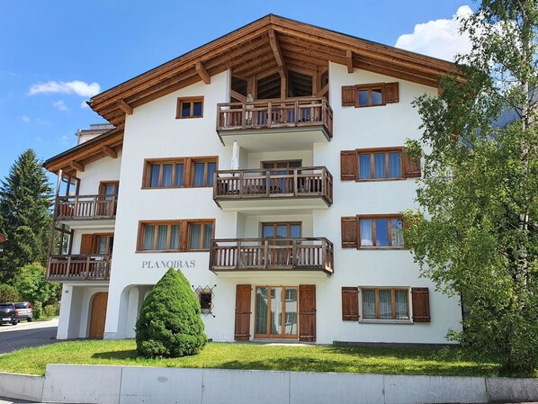 Sky, Building, Window, Urban Design, Residential Area, Facade, Real Estate, Condominium, Tree, Commercial Building