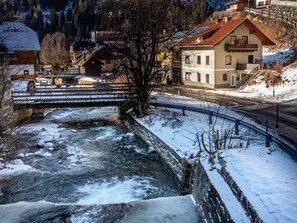 Wasser, Gebäude, Schnee, Fenster, Natur, Pflanze, Haus, Baum, Die Architektur, Sonnenlicht