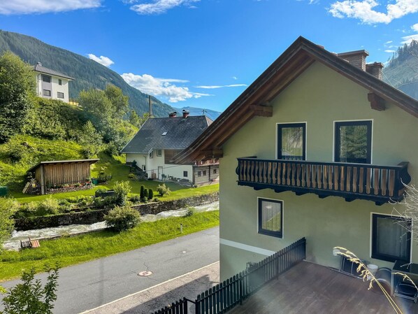 Wolke, Himmel, Pflanze, Gebäude, Eigentum, Fenster, Haus, Grundstueck, Holz, Berg