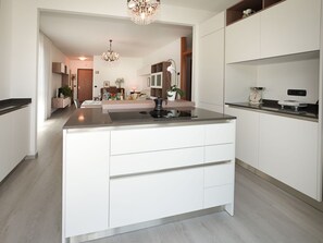 Cabinetry, Countertop, Gebäude, Eigentum, Küchengerät, Holz, Herd, Küche, Interior Design, Haushaltsgerät