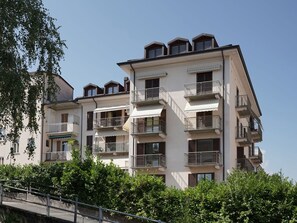 Gebäude, Himmel, Eigentum, Fenster, Baum, Urban Design, Eigentumswohnung, Haus, Pflanze, Materialeigenschaft
