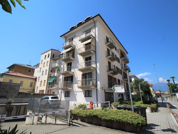 Himmel, Gebäude, Pflanze, Eigentum, Daytime, Fenster, Haus, Urban Design, Die Architektur, Strassenlicht