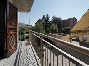Himmel, Gebäude, Holz, Zaun, Baum, Wohngebiet, Grundeigentum, Schatten, Fassade, Urban Design
