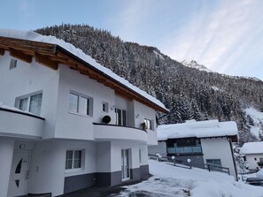 Sky, Snow, Building, Window, Cloud, Mountain, House, Slope, Neighbourhood