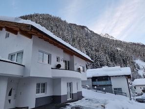 Himmel, Schnee, Gebäude, Fenster, Wolke, Berg, Haus, Steigung, Nachbarschaft