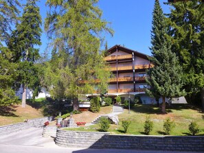 Pflanze, Gebäude, Himmel, Baum, Grundstueck, Urban Design, Eigentumswohnung, Hütte, Grundeigentum, Schatten