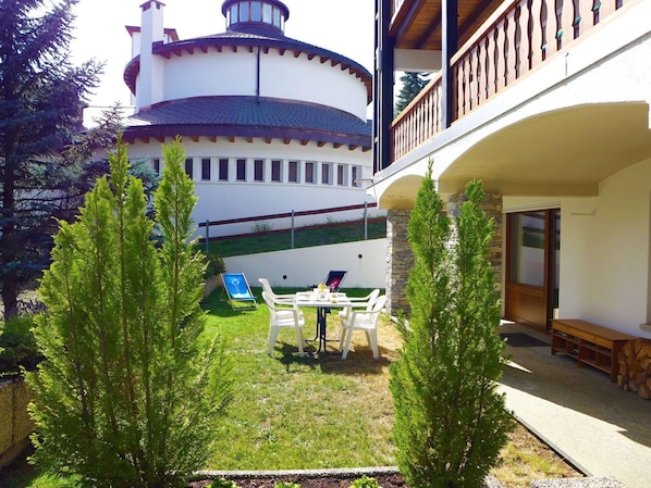 Pflanze, Eigentum, Azurblau, Gebäude, Himmel, Stuhl, Freizeit, Tabelle, Gras, Gartenmöbel