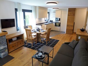 Tabelle, Eigentum, Möbel, Fernsehen, Holz, Interior Design, Couch, Flooring, Fussboden, Wohnzimmer