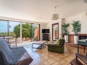 Möbel, Flooring, Fussboden, Interior Design, Tabelle, Stuhl, Decke, Couch, Wohnzimmer