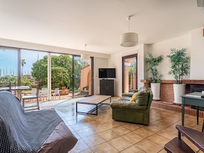 Möbel, Flooring, Fussboden, Interior Design, Tabelle, Stuhl, Decke, Couch, Wohnzimmer