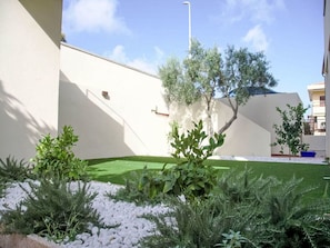 Pflanze, Wolke, Himmel, Daytime, Eigentum, Gebäude, Schatten, Grundstueck, Baum, Urban Design