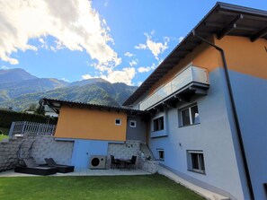 Himmel, Wolke, Gebäude, Eigentum, Fenster, Berg, Pflanze, Azurblau, Haus, Wohngebiet