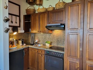 Cabinetry, Countertop, Eigentum, Spüle, Küchengerät, Küche, Gebäude, Haushaltsgerät, Holz, Herd