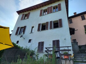 Gebäude, Fenster, Himmel, Pflanze, Urban Design, Wolke, Wohngebiet, Grundeigentum, Dach