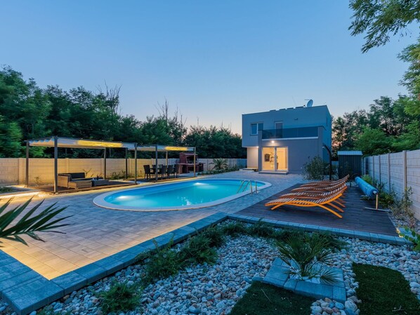 Ciel, Plante, Nuage, Fenêtre, Bâtiment, Bleu Azur, Arbre, Ombre, Piscine, Immobilier