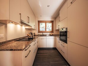 Küche, Countertop, Küchengerät, Interior Design, Major Appliance, Cabinetry, Holz, Flooring, Möbel, Herd