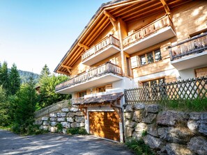 Pflanze, Himmel, Gebäude, Fenster, Treppe, Haus, Baum, Holz, Wohngebiet, Freizeit