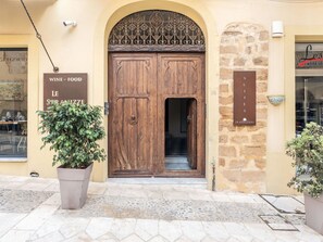 Pflanze, Eigentum, Gebäude, Blumentopf, Tür, Holz, Die Architektur, Zimmerpflanze, Backstein, Fenster