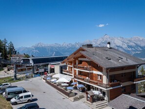 Ciel, Montagne, Voiture, Véhicule, Roue, Bâtiment, Neige, Arbre, Zone Résidentielle