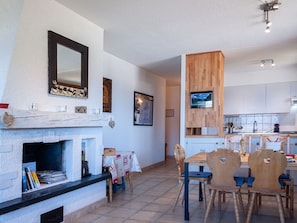 Bilderrahmen, Eigentum, Tabelle, Spiegel, Stuhl, Interior Design, Holz, Beleuchtung, Wohnzimmer, Fussboden