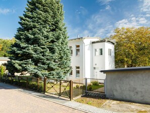 Plant, Cloud, Sky, Building, Window, Tree, Larch, Road Surface, Woody Plant, Residential Area