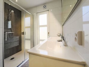 Zapfhahn, Armatur, Spiegel, Sinken, Eigentum, Gebäude, Badezimmer, Fenster, Haus