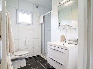 Espejo, Propiedad, Mueble De Baño, Arreglo De Tubería, Lavabo, Baño, Gabinetes, Púrpura, Diseño De Interiores