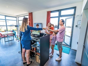 Interior Design, Möbel, Zimmer, Stuhl, Zimmerpflanze, Cabinetry, Schreibtisch