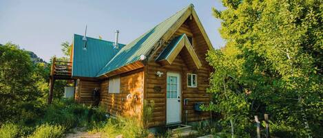 Welcome to Hummingbird, a cozy cabin that sleeps 6 nestled among the trees in Glendale, Utah with the Virgin River running through the property, just minutes from Zion National Park and less than 1 hour from Bryce Canyon! Hiking, wildlife & hot tub!
