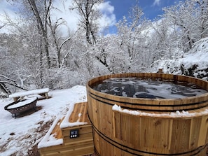 Picture this: a cozy cabin, a bubbling hot tub, and the perfect setting for any season! Whether you're dreaming of snowy adventures or warm, sunny days, Zen Zion's Hummingbird Cabin has it all, ready to make your vacation unforgettable.