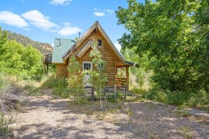 Get ready for an amazing stay! You've arrived at Hummingbird Cabin at Zen Zion, in gorgeous Glendale, Utah. With a downstairs bedroom and a loft, there's room for up to 6. Plus, you're a quick half-hour jaunt from breathtaking Zion National Park!