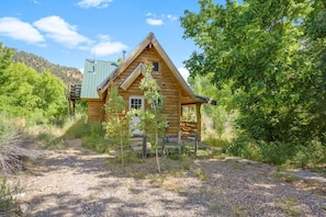 Get ready for an amazing stay! You've arrived at Hummingbird Cabin at Zen Zion, in gorgeous Glendale, Utah. With a downstairs bedroom and a loft, there's room for up to 6. Plus, you're a quick half-hour jaunt from breathtaking Zion National Park!