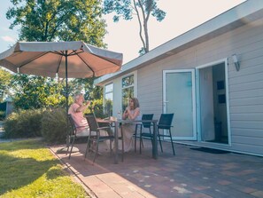 Plante, Meubles, Ciel, Ombre, Fenêtre, Chaise, Tableau De Plein Air, Arbre, Mobilier De Jardin, Architecture