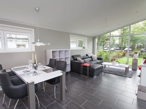 Möbel, Couch, Eigentum, Tabelle, Interior Design, Pflanze, Wohnzimmer, Fenster, Flooring