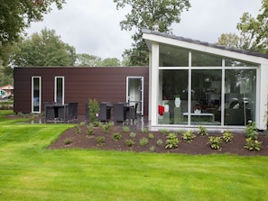 Pflanze, Himmel, Gebäude, Baum, Blume, Grundstueck, Schatten, Gras, Haus, Hütte