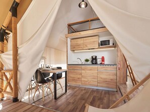 Propriété, Meubles, Bois, Table, Architecture, Design Intérieur, Ombre, Chaise, Sol, Sol