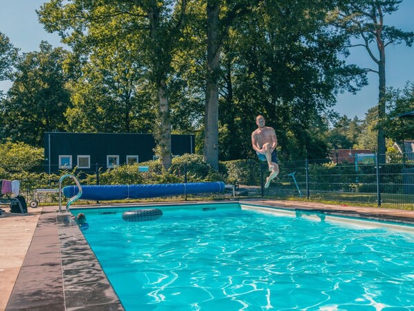 Water, Daytime, Swimming Pool, Nature, Plant, Azure, Tree, Body Of Water, Yellow, Grass