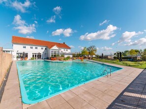Wolke, Wasser, Himmel, Pflanze, Gebäude, Schwimmbad, Azurblau, Baum, Haus, Gartenmöbel