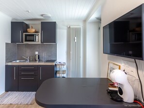 Cabinetry, Furniture, Property, Countertop, Table, Building, Wood, Interior Design, Kitchen, Architecture