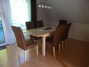 Möbel, Fenster, Rollo, Tabelle, Gebäude, Stuhl, Holz, Interior Design, Vorhang, Fussboden