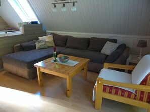 Tabelle, Couch, Möbel, Eigentum, Gebäude, Studio Couch, Interior Design, Wohnzimmer, Fussboden, Holz